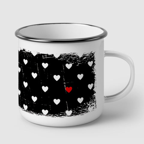 weiße Emaille Tasse mit schwarzen Rand und bedrucktem Herz Motiv Ella rechte Seitenansicht