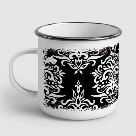 weiße Emaille Tasse Grete mit barockem Design Druck linke Seitenansicht
