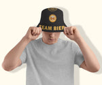 schwarzer-Bucket-Hat-Fischerhut-Team-Bier-Herren-Model-Hopfen-und-Malz-Logo-Kloeterkram